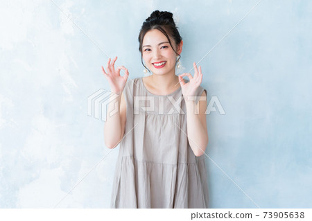 A woman in her twenties who is okay 73905638