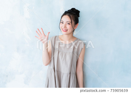 20多歲的女性中有5位 73905639