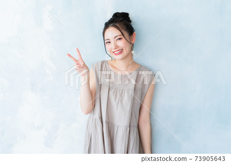 2 of women in their 20s 2 of women in their 20s 73905643