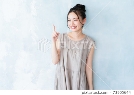 1 of women in their 20s 1 of women in their 20s 73905644