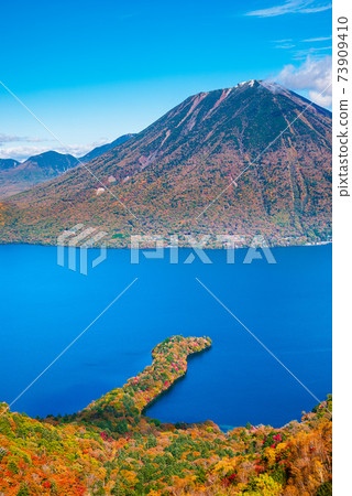 秋日的陽光，從月月山天文台，中禪寺湖，音子山和八丁出島的風光[To木縣] 73909410