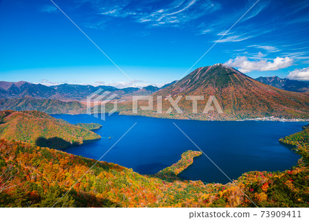 秋日的陽光，從月月山天文台，中禪寺湖，音子山和八丁出島的風光[To木縣] 73909411