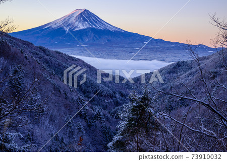 Former Misaka Pass, Mt. Fuji, sunrise, sea of clouds 73910032