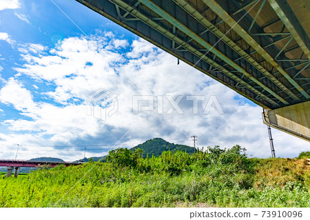 在橋下 在橋下 73910096
