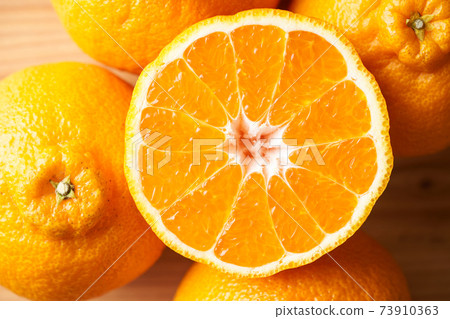 Dekopon (Shiranuhi) cut in half 73910363