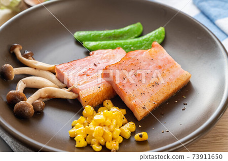 Saute of thick-cut bacon Saute of thick-cut bacon 73911650