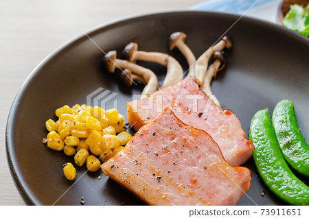 Saute of thick-cut bacon 73911651