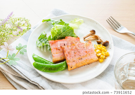 Saute of thick-cut bacon 73911652