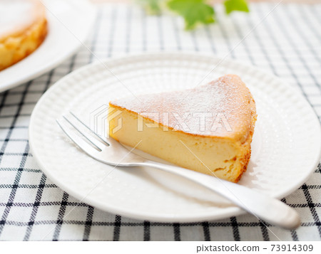 Carve baked cheesecake 73914309