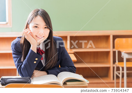 高中女生在教室裡臉頰 高中女生在教室裡臉頰 73914347