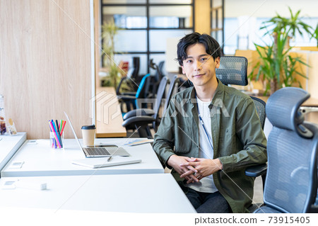 Business people working in the office 73915405