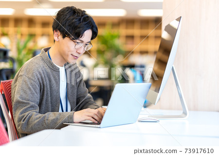 Engineer working in the office 73917610