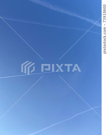 美國的藍天和凝結尾跡北卡羅萊納州 73918600