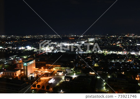 從茨城縣廳25樓展望廳向北看的水戶市夜景 73921746