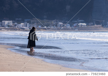 People who set foot in the sea of Shonan People who set foot in the sea of Shonan 73923460