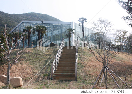 The way to the building 73924933