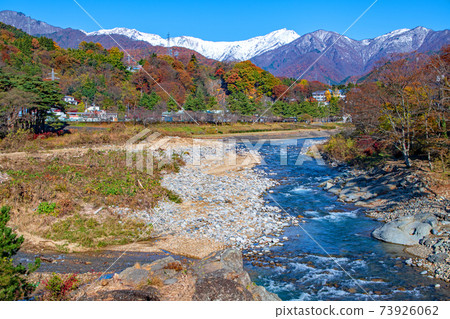 從谷川明古岡紀念公園Sasabue橋，谷川山，通河，秋天的景色，水上町 73926062