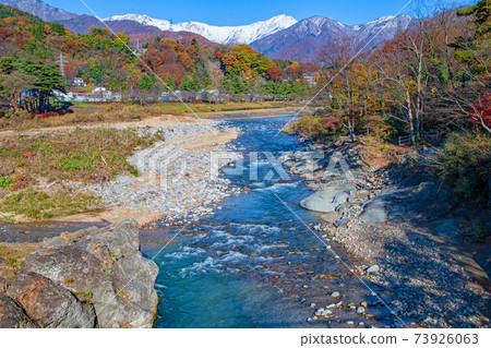 從谷川明古岡紀念公園Sasabue橋,谷川山,通河,秋天的景色,水上町 從谷川明古岡紀念公園Sasabue橋,谷川山,通河,秋天的景色,水上町 73926063