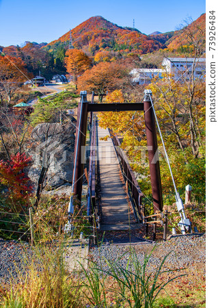 Yosanoakikoka紀念碑公園Sasabue橋秋天風景水上鎮 73926484
