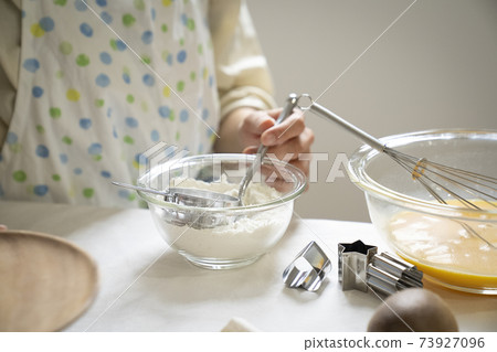 婦女的手製作糖果 婦女的手製作糖果 73927096