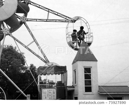 Old Ferris wheel and Ferris wheel ticket price 73927890