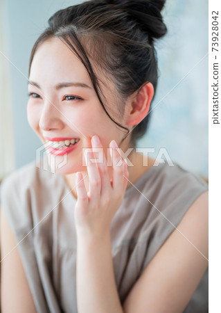 Skin elasticity of women in their 20s 73928042
