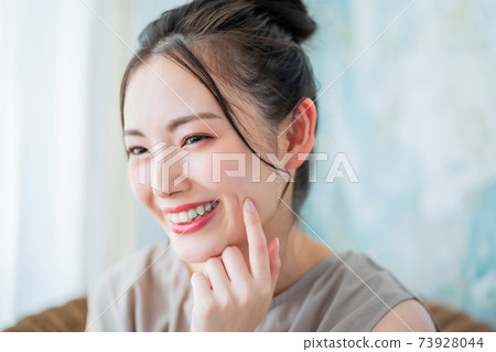 Dimples of women in their 20s Dimples of women in their 20s 73928044