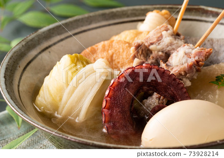 伴有少量蒸汽的溫暖關東煮 伴有少量蒸汽的溫暖關東煮 73928214