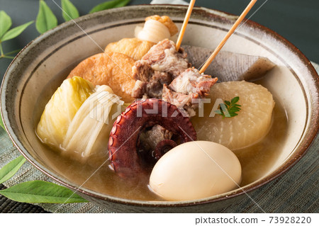 伴有少量蒸汽的溫暖關東煮 伴有少量蒸汽的溫暖關東煮 73928220