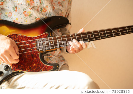 自我約束的生活中很長一段時間以來第一次演奏低音 73928555
