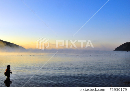 人們在清晨在琵琶湖釣魚 73930179