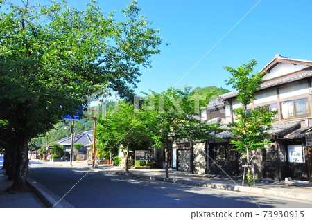 京都街道嵐山大街嵐山購物街和新鮮的綠色 73930915