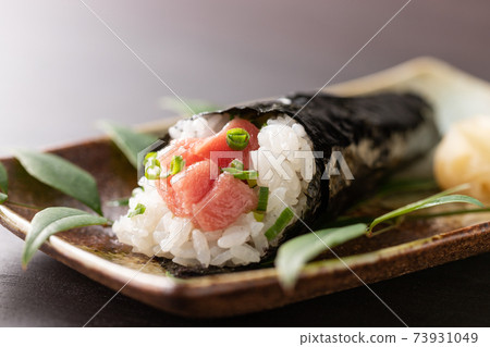 Toro iron-fired hand-rolled sushi that melts on your tongue Toro iron-fired hand-rolled sushi that melts on your tongue 73931049
