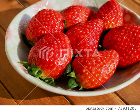 Organic strawberries in a ceramic plate Organic strawberries in a ceramic plate 73931205