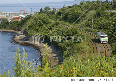 函館本線沿著噴發灣運行函館本線沿著內浦浦灣運行 73931481