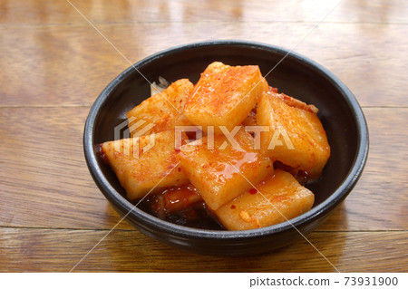Bowl and kimchi, kkakdugi, radish 73931900