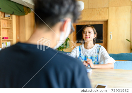 一對夫婦在飯廳互相面對 73931982