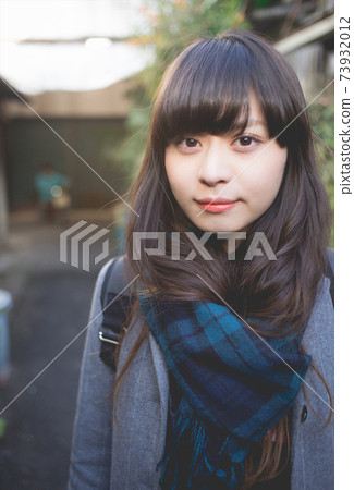 在巷子裡有消聲器的長發女人 73932012