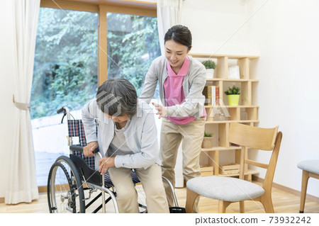 Long-term care assistance scene Transfer assistance 73932242