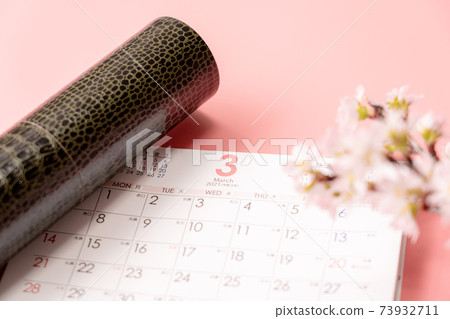 Round tube, calendar and cherry blossoms 73932711