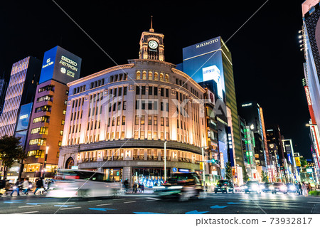 日本電暈襲擊的東京，銀座的東京都市風景。我仍然戴著口罩，但是... = 2020年11月13日 73932817