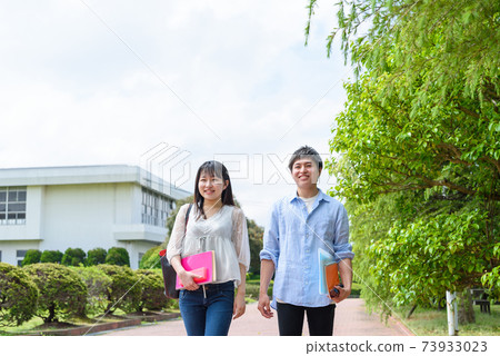 走在校園裡的男女大學生 73933023