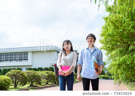 走在校園裡的男女大學生 73933024