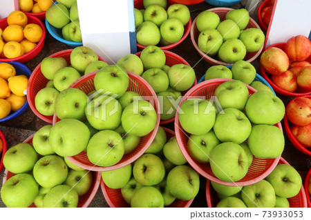 Green apples in traditional markets, Aori, 73933053