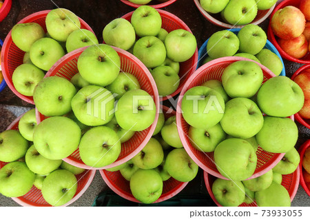Green apples in traditional markets, Aori, 73933055