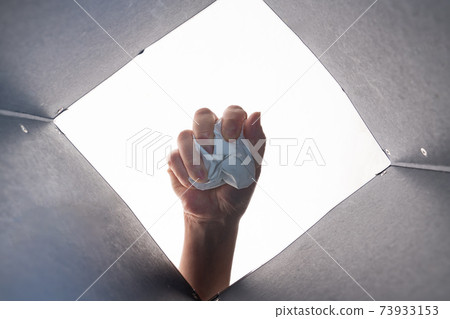 垃圾桶手邊的垃圾（從內部取） 73933153