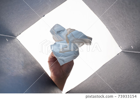 垃圾桶手邊的垃圾（從內部取） 73933154