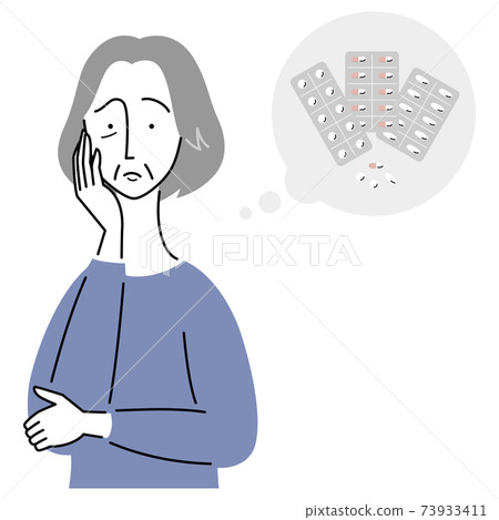 Senior woman who seems to be worried about medicine 73933411