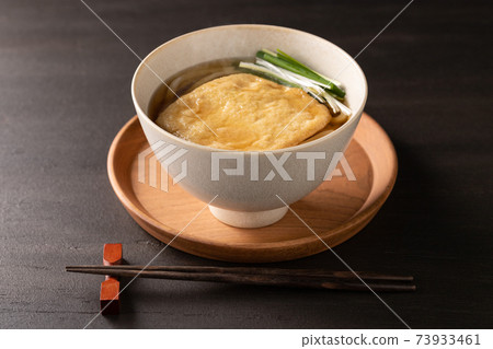 Slightly steaming, warm kitsune udon 73933461