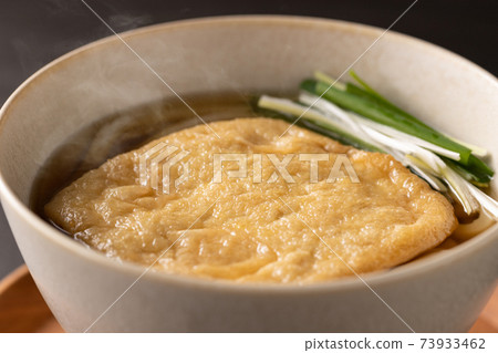 Slightly steaming, warm kitsune udon 73933462